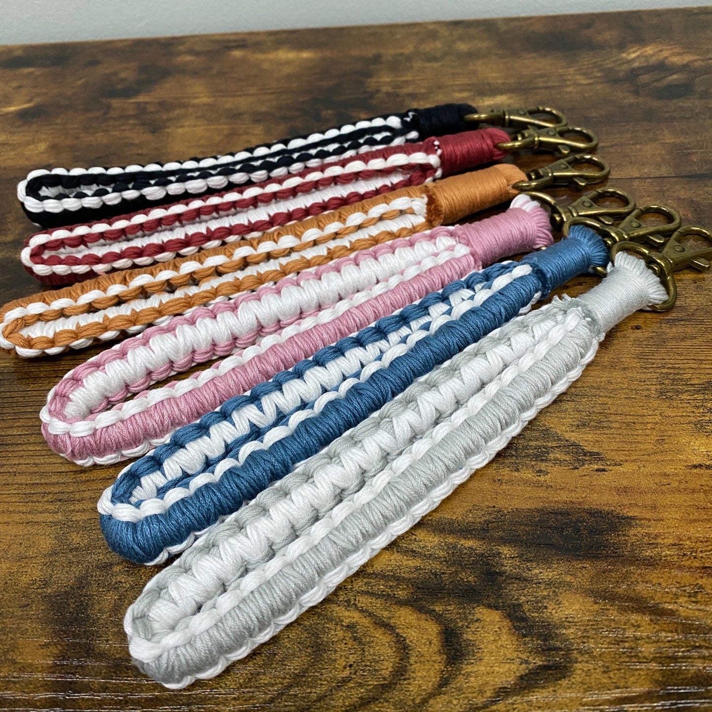 Keychain - Macrame Bracelet - White Side Stripe